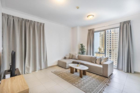 Spacious Modern Apartment in Marina